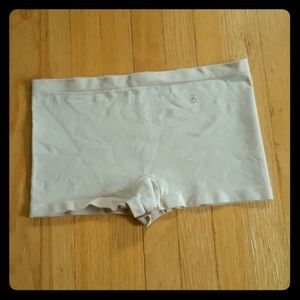 Barely There nude seamless boyshorts